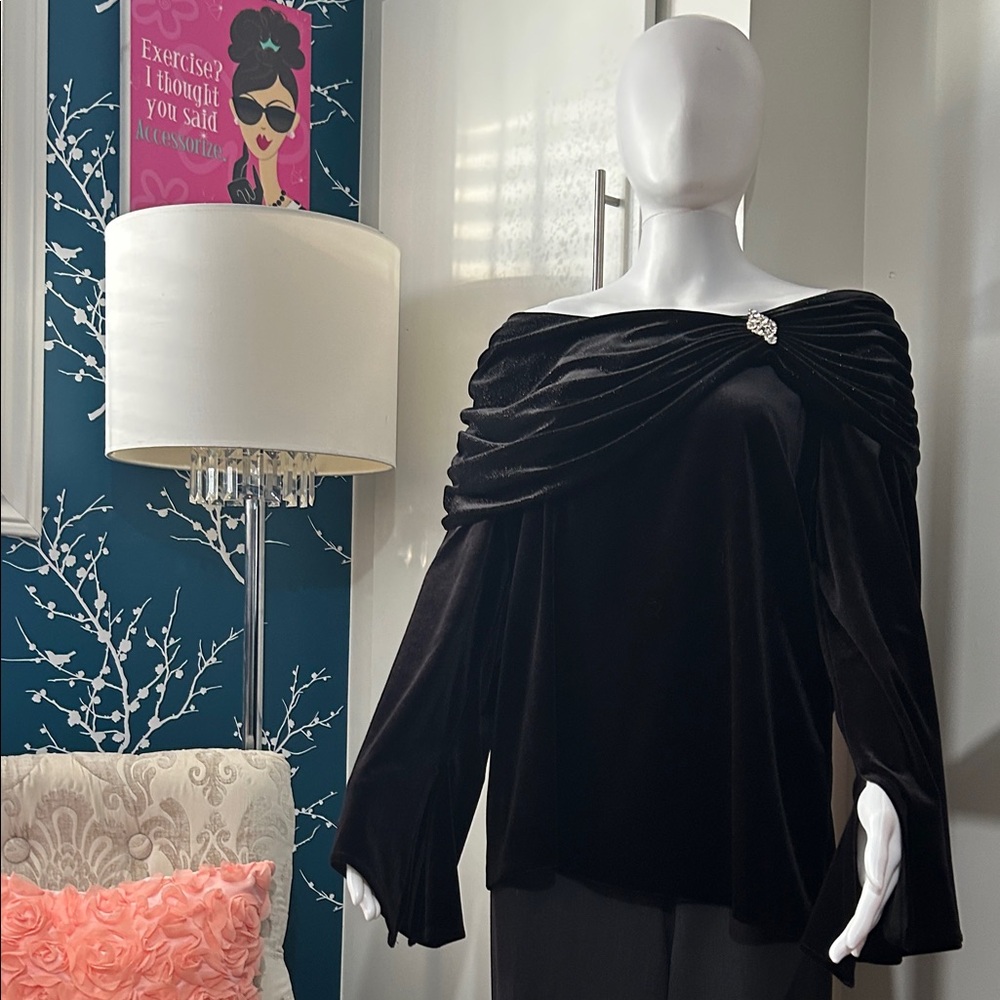 Chic Black Velvet Off-Shoulder Blouse - Picture 5 of 15